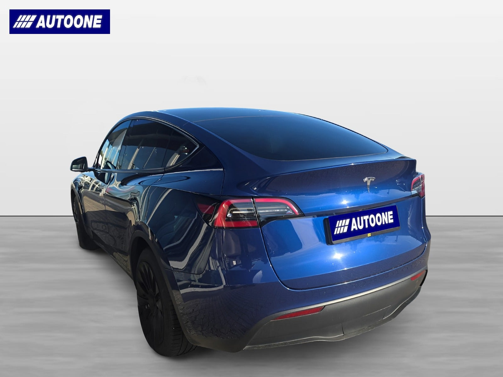 Blå Tesla Model Y fra 2023