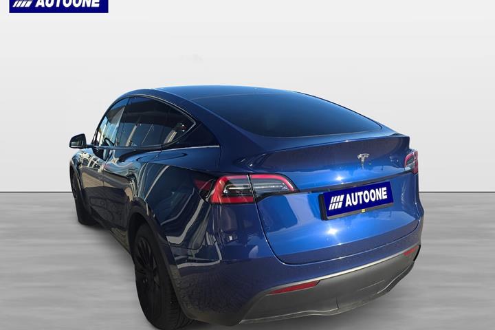 Blå Tesla Model Y fra 2023