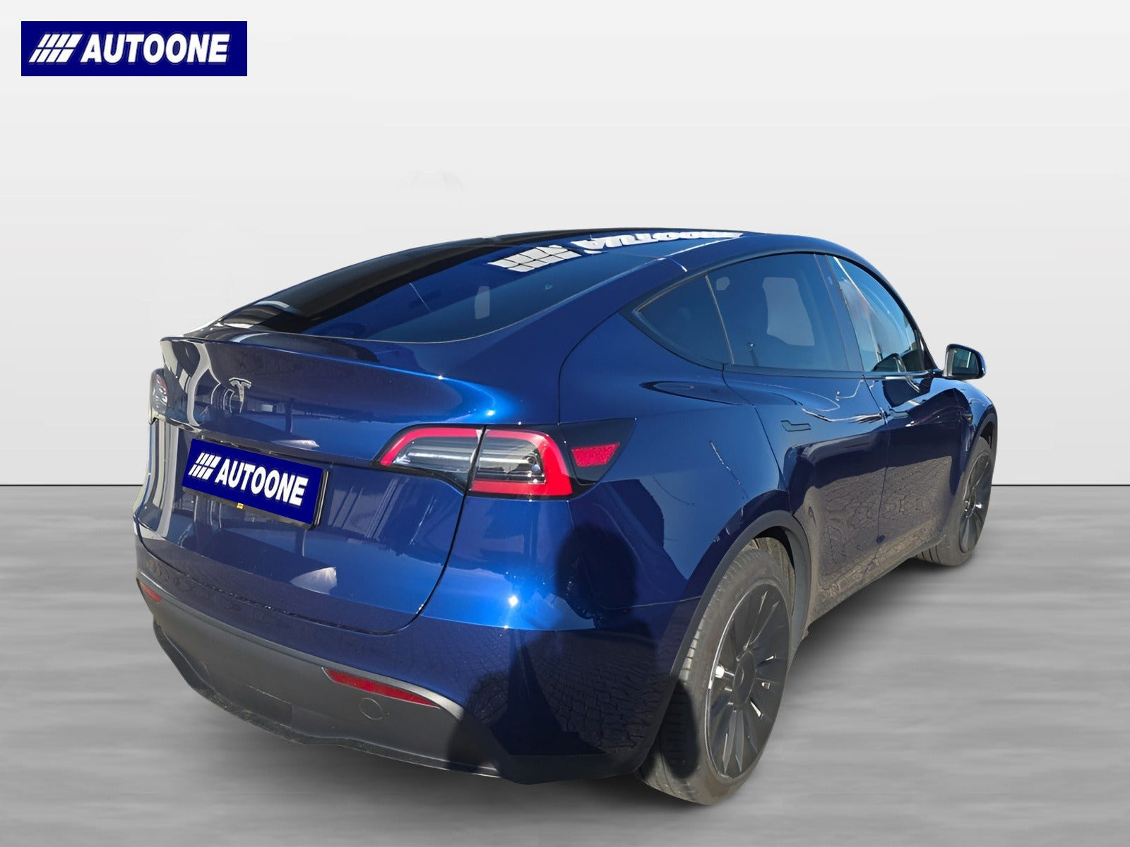 Blå Tesla Model Y fra 2023