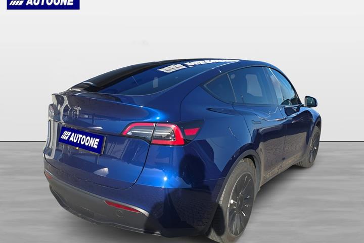Blå Tesla Model Y fra 2023