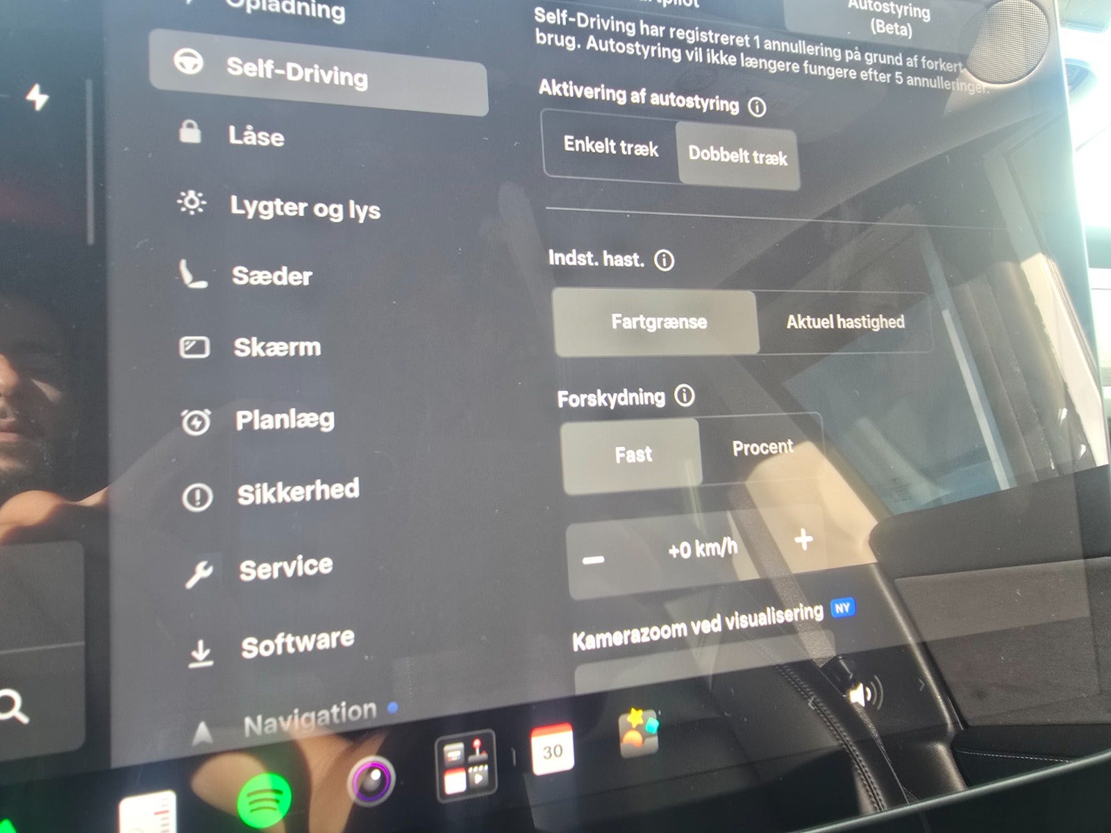 Blå Tesla Model Y fra 2023