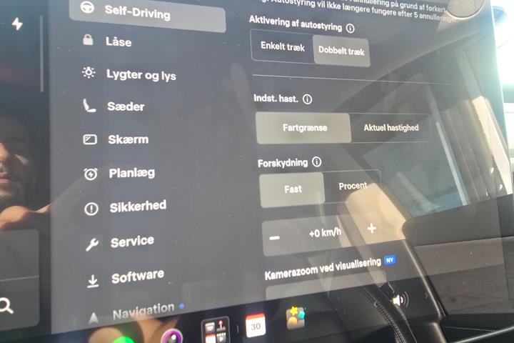 Blå Tesla Model Y fra 2023