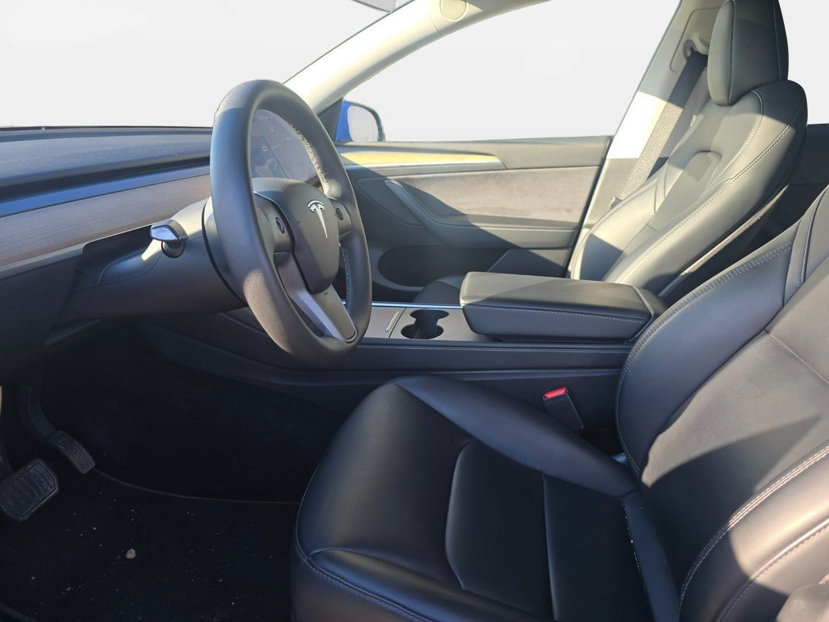 Blå Tesla Model Y fra 2023