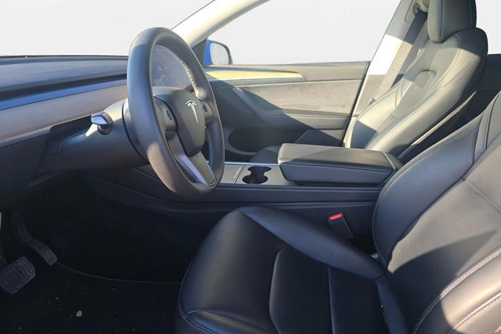 Blå Tesla Model Y fra 2023