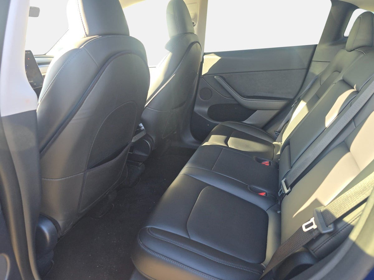 Blå Tesla Model Y fra 2023