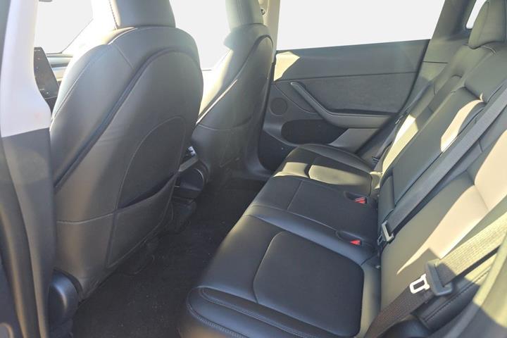 Blå Tesla Model Y fra 2023