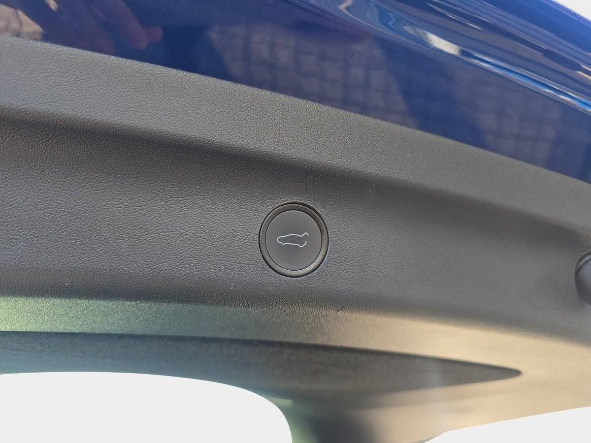 Blå Tesla Model Y fra 2023