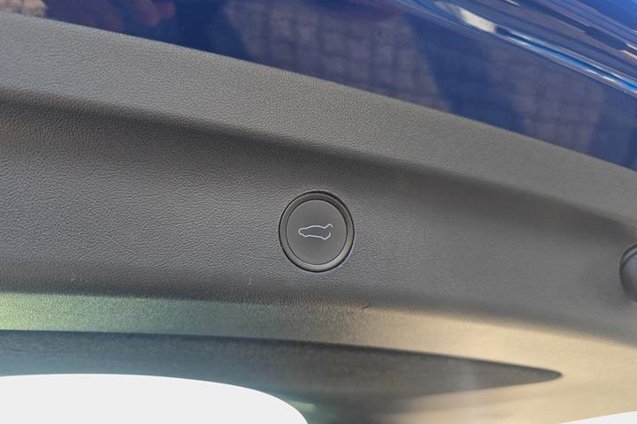 Blå Tesla Model Y fra 2023