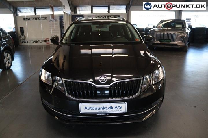 Sort Skoda Octavia fra 2017