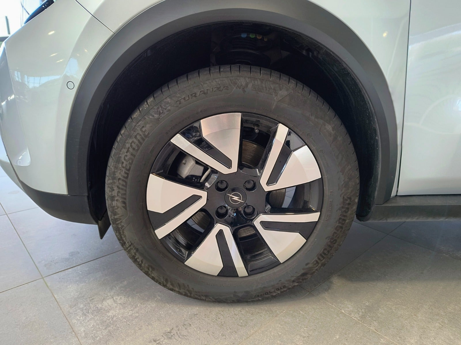 Sølv Opel Frontera fra 2025