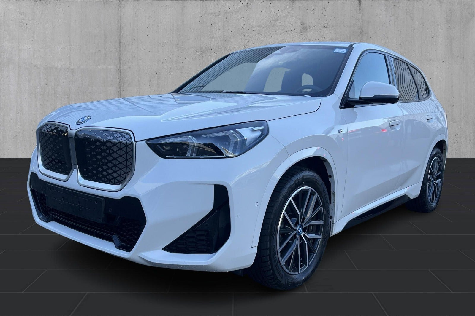 Hvid BMW iX1 fra 2024