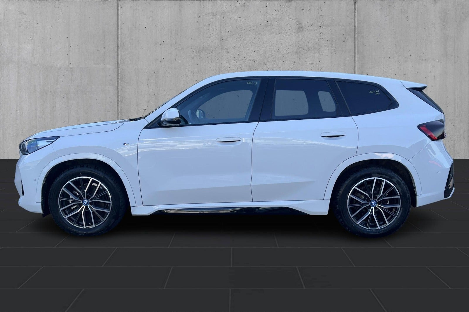 Hvid BMW iX1 fra 2024