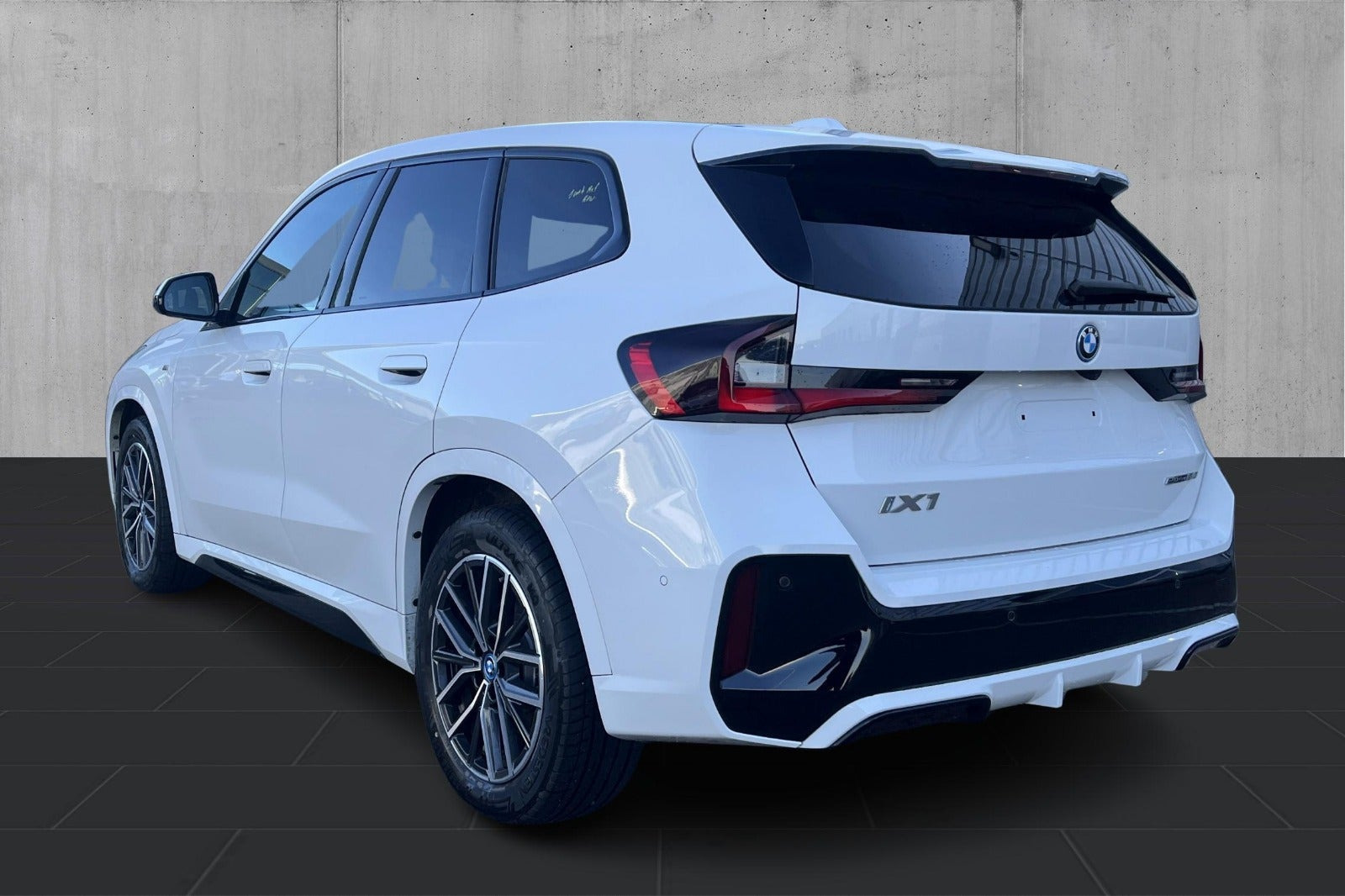 Hvid BMW iX1 fra 2024