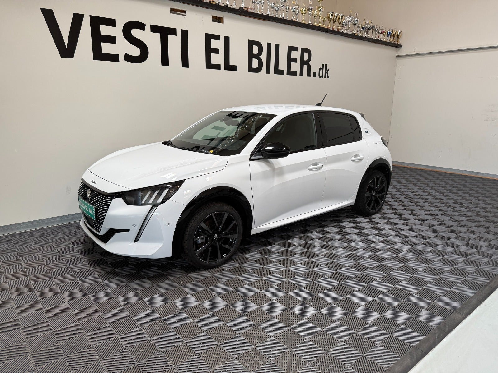 Hvid Peugeot e-208 fra 2023