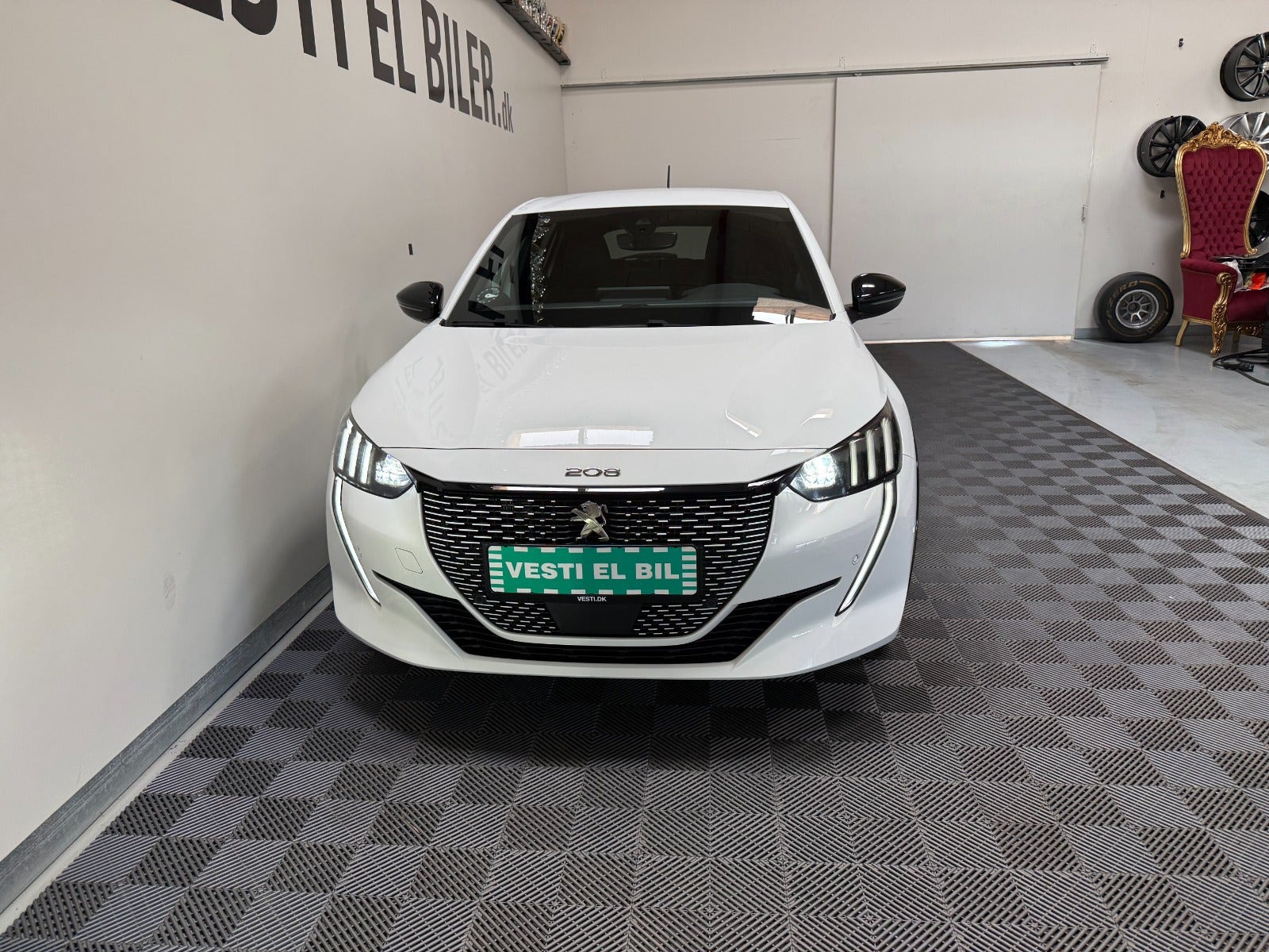 Hvid Peugeot e-208 fra 2023