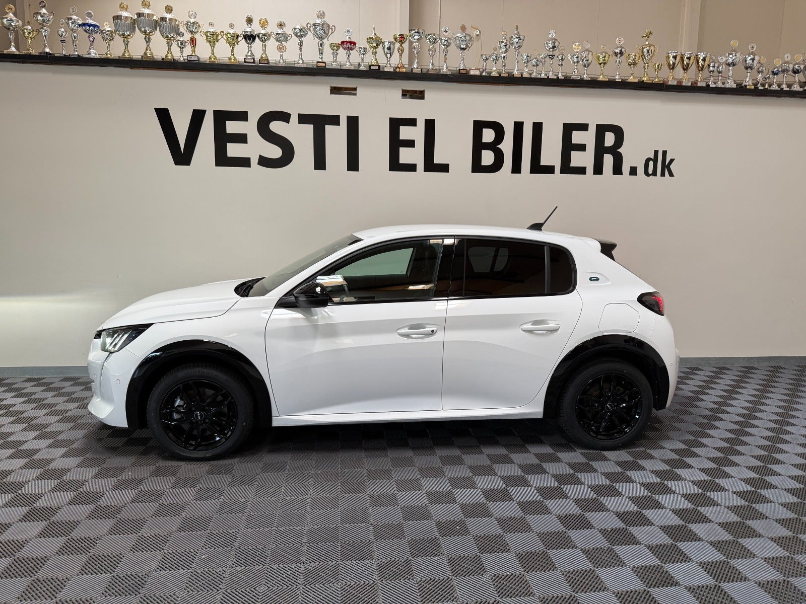 Hvid Peugeot e-208 fra 2023