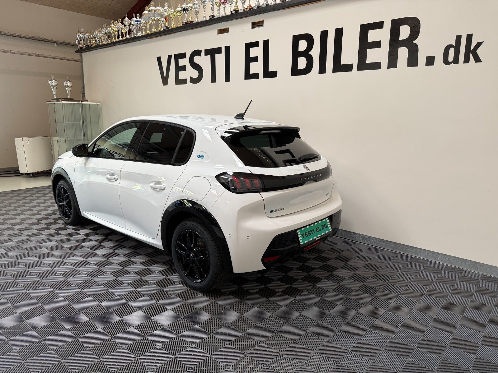 Hvid Peugeot e-208 fra 2023