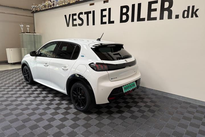 Hvid Peugeot e-208 fra 2023
