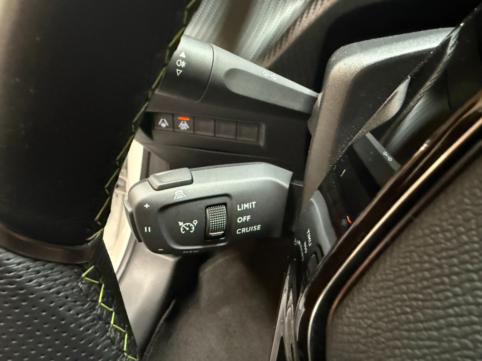 Hvid Peugeot e-208 fra 2023