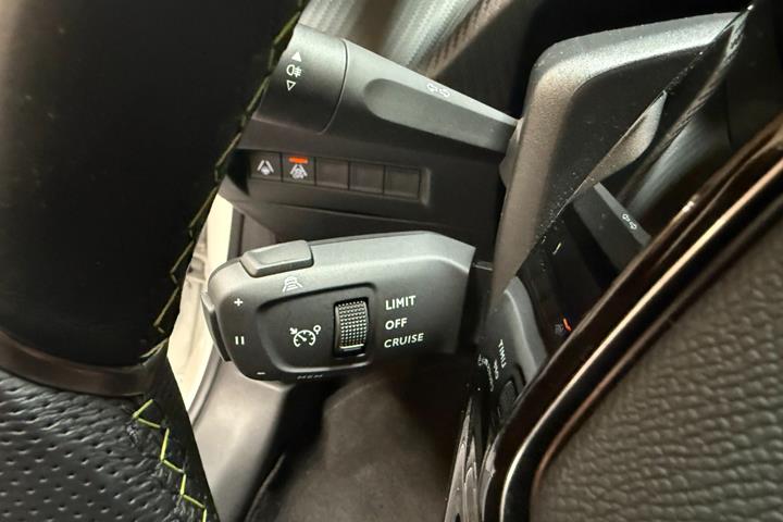 Hvid Peugeot e-208 fra 2023