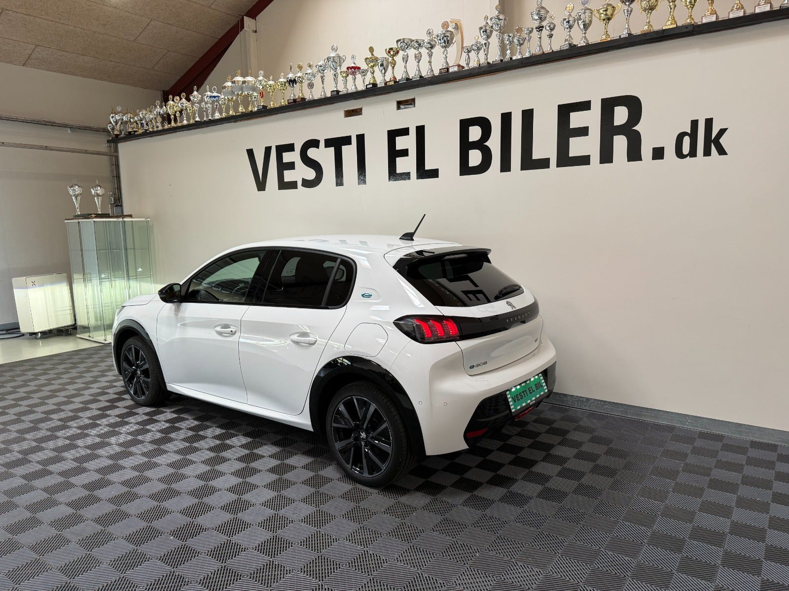 Hvid Peugeot e-208 fra 2023