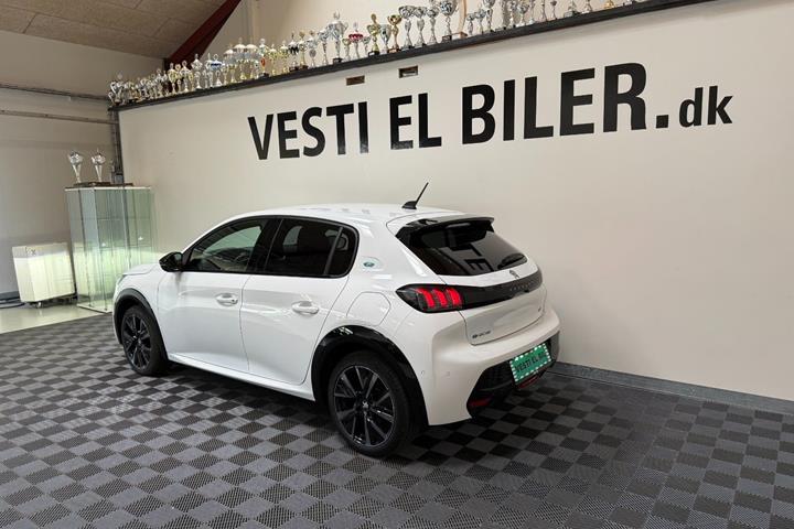 Hvid Peugeot e-208 fra 2023