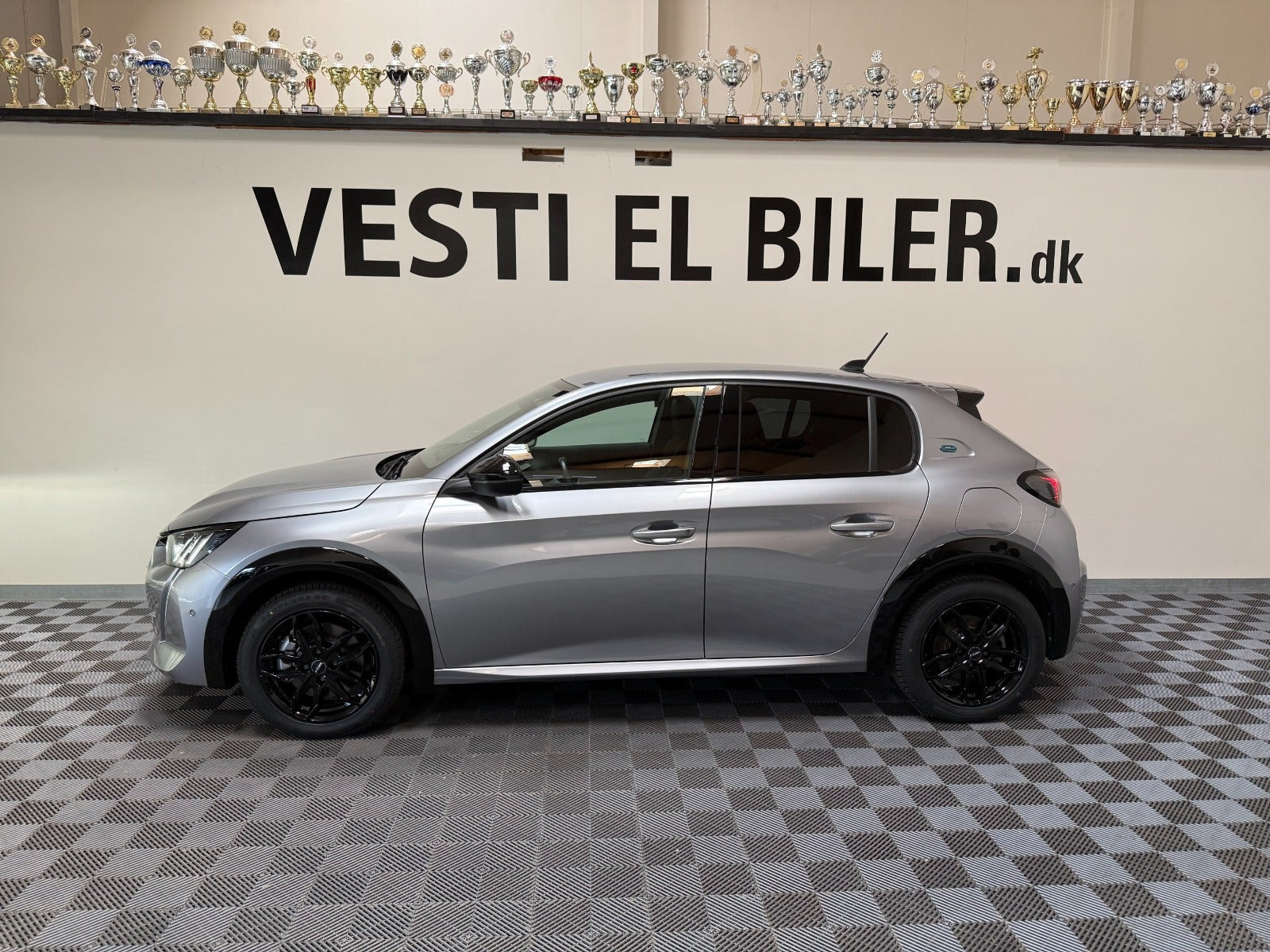 Grå Peugeot e-208 fra 2023