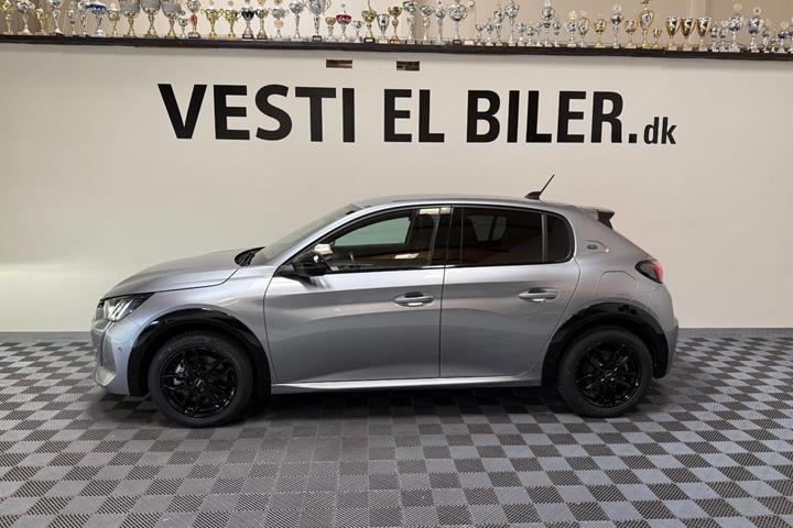 Grå Peugeot e-208 fra 2023