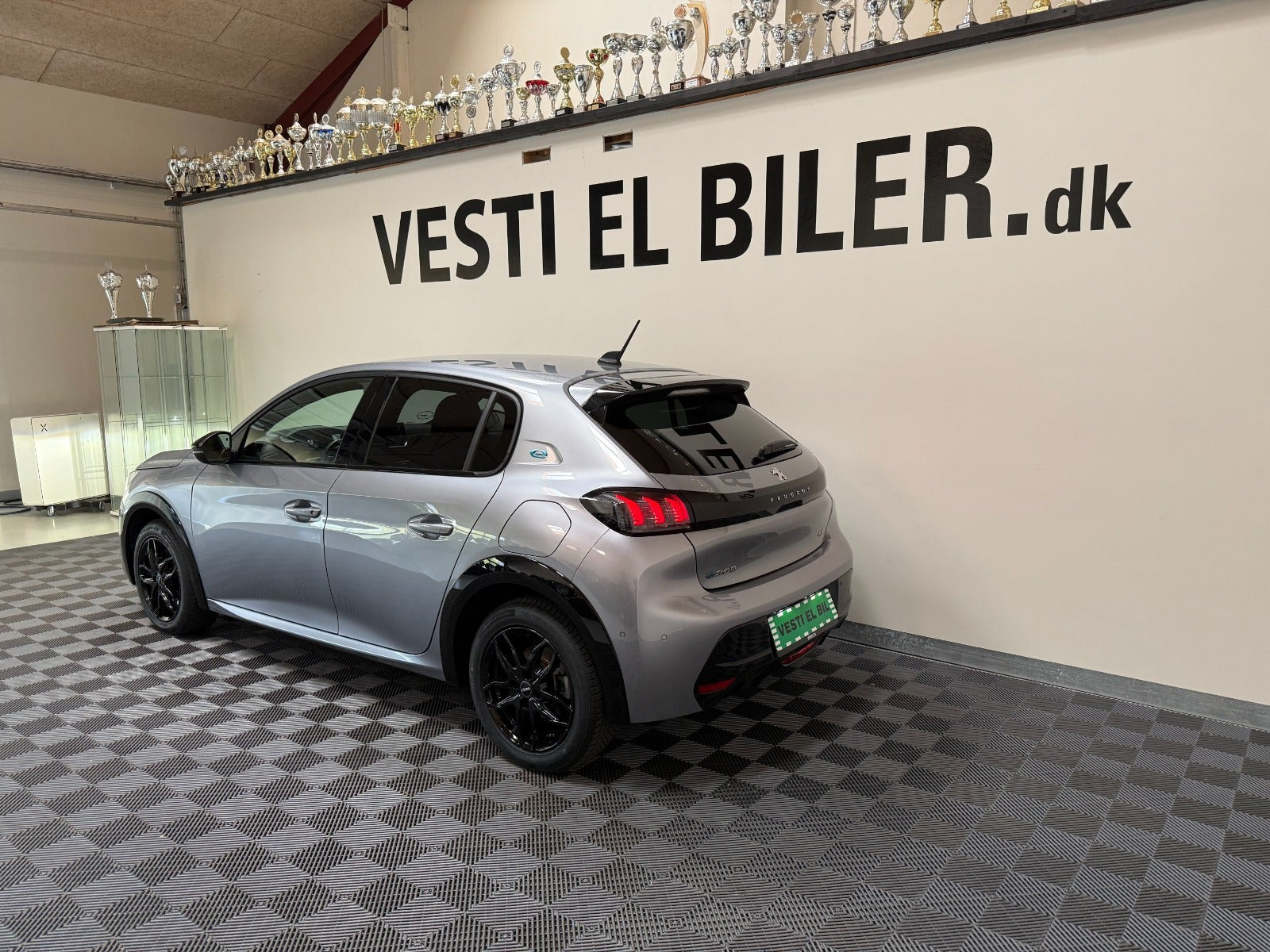 Grå Peugeot e-208 fra 2023