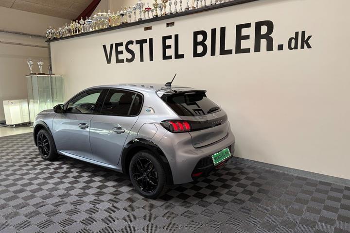 Grå Peugeot e-208 fra 2023
