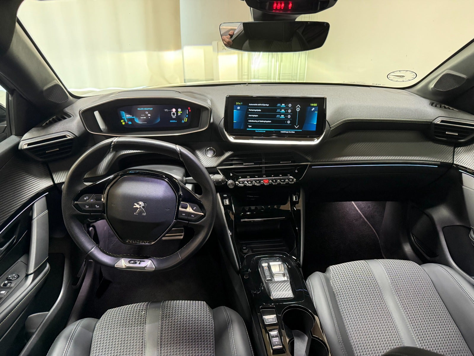 Grå Peugeot e-208 fra 2023