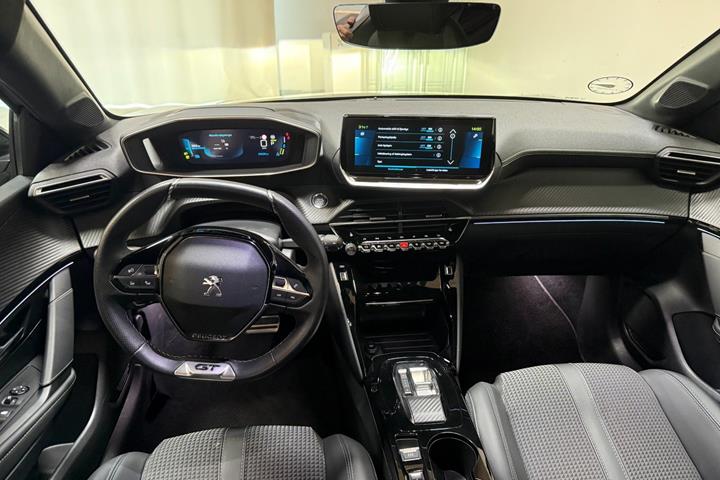 Grå Peugeot e-208 fra 2023