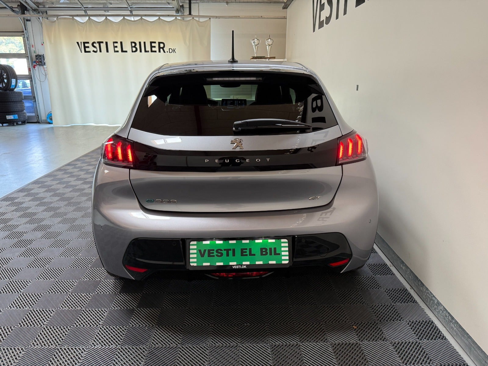 Grå Peugeot e-208 fra 2023