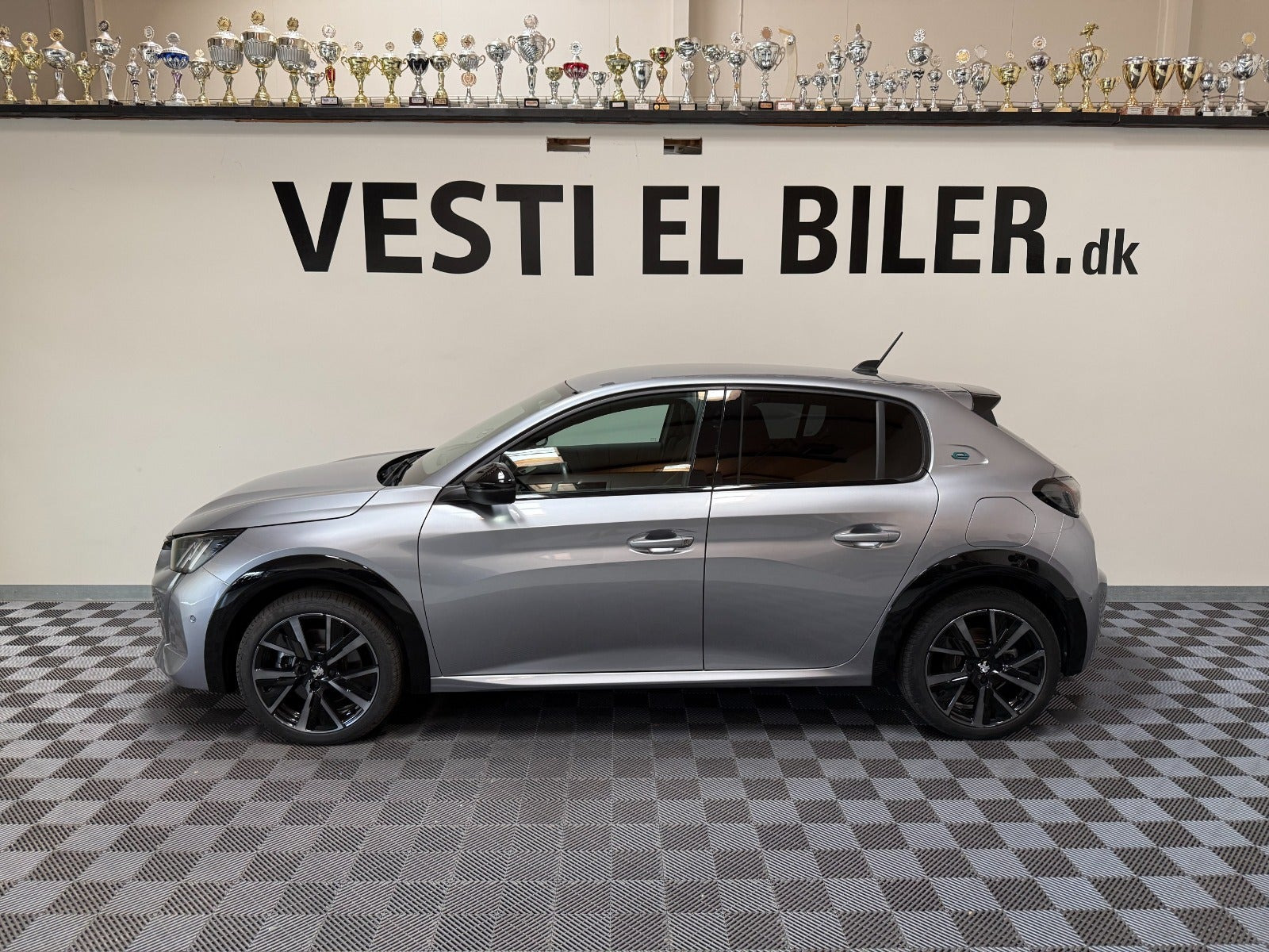 Grå Peugeot e-208 fra 2023