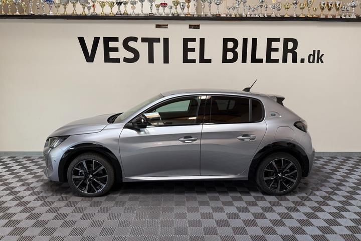 Grå Peugeot e-208 fra 2023