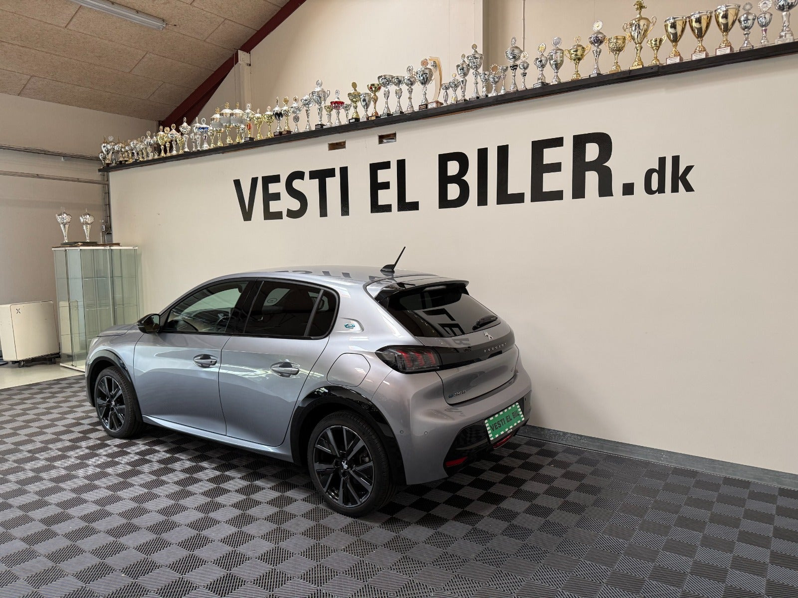 Grå Peugeot e-208 fra 2023