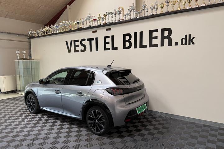 Grå Peugeot e-208 fra 2023