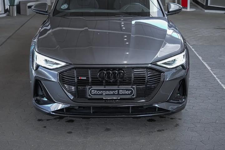 Grå Audi e-tron fra 2022