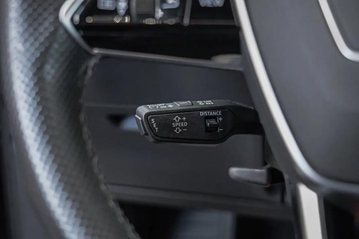 Grå Audi e-tron fra 2022