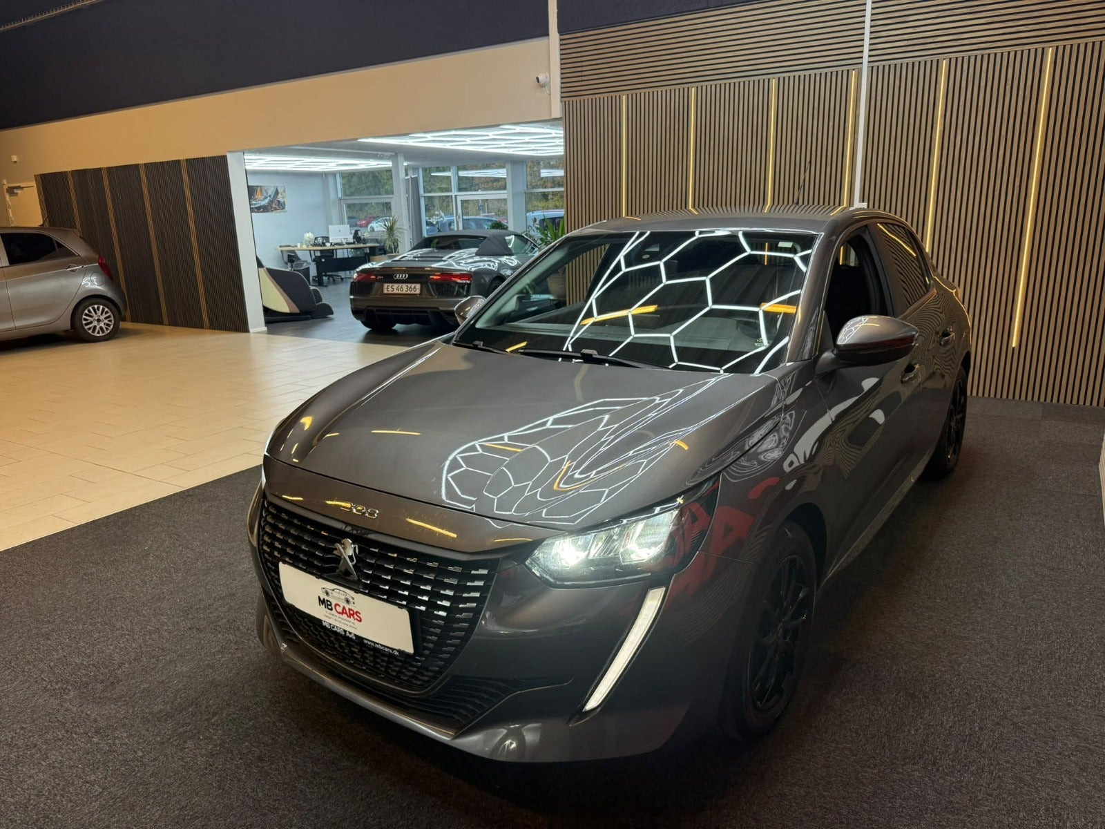 Grå Peugeot 208 fra 2021