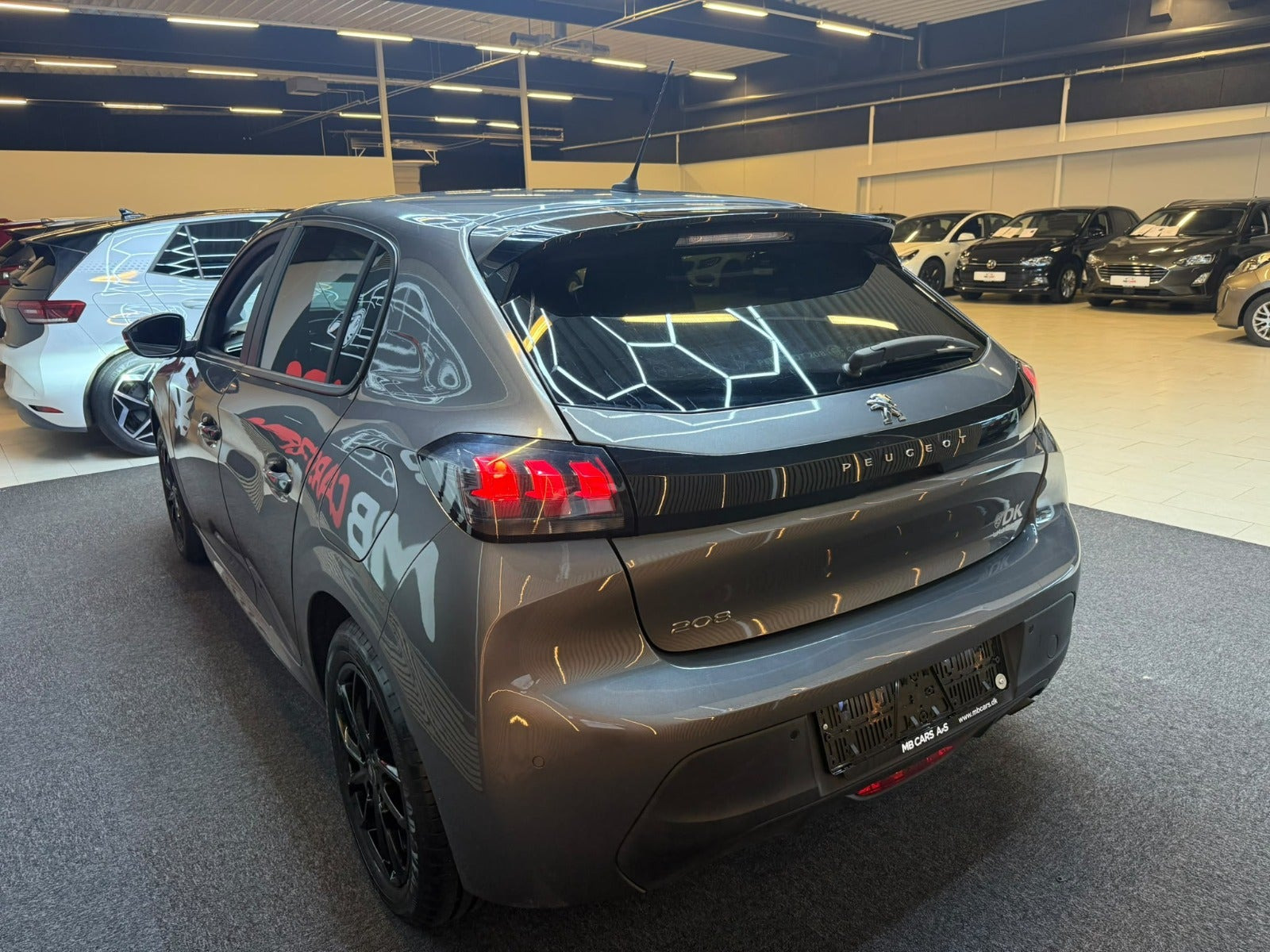 Grå Peugeot 208 fra 2021