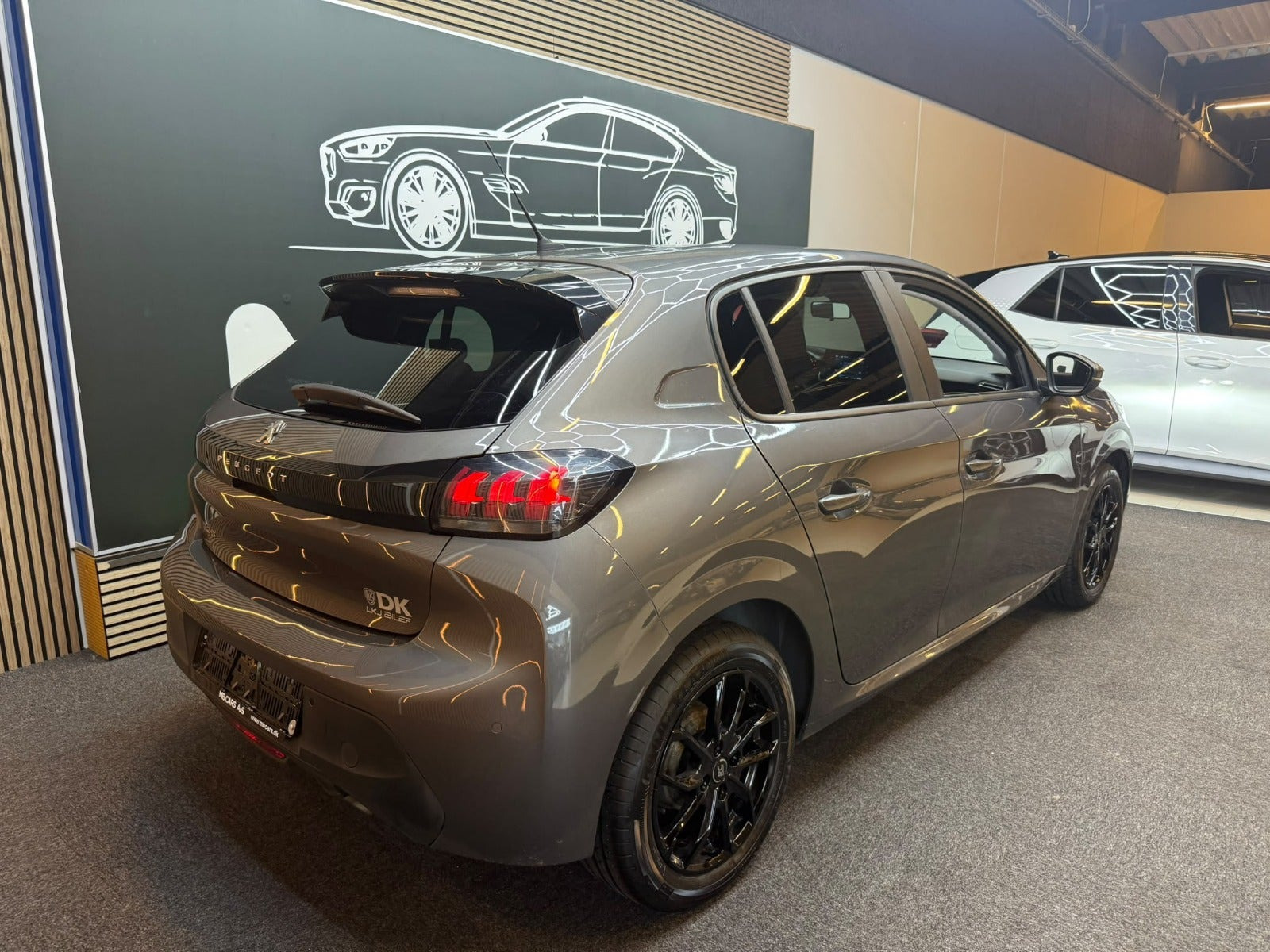 Grå Peugeot 208 fra 2021