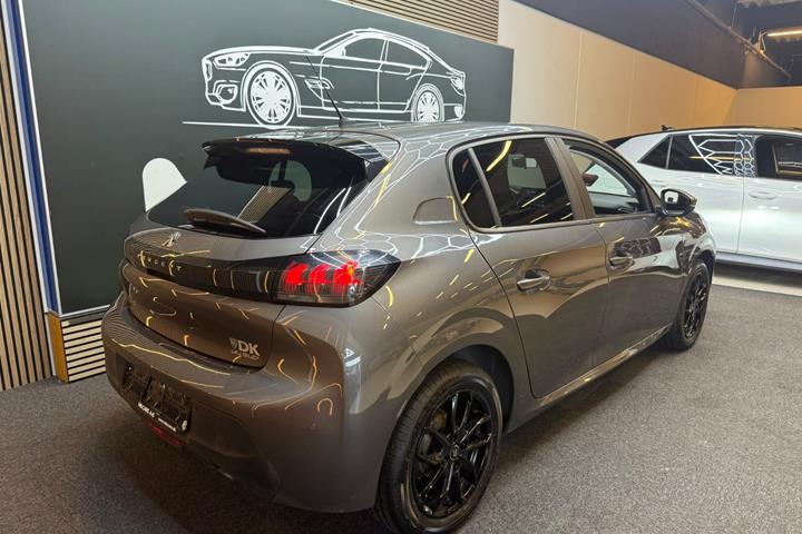 Grå Peugeot 208 fra 2021