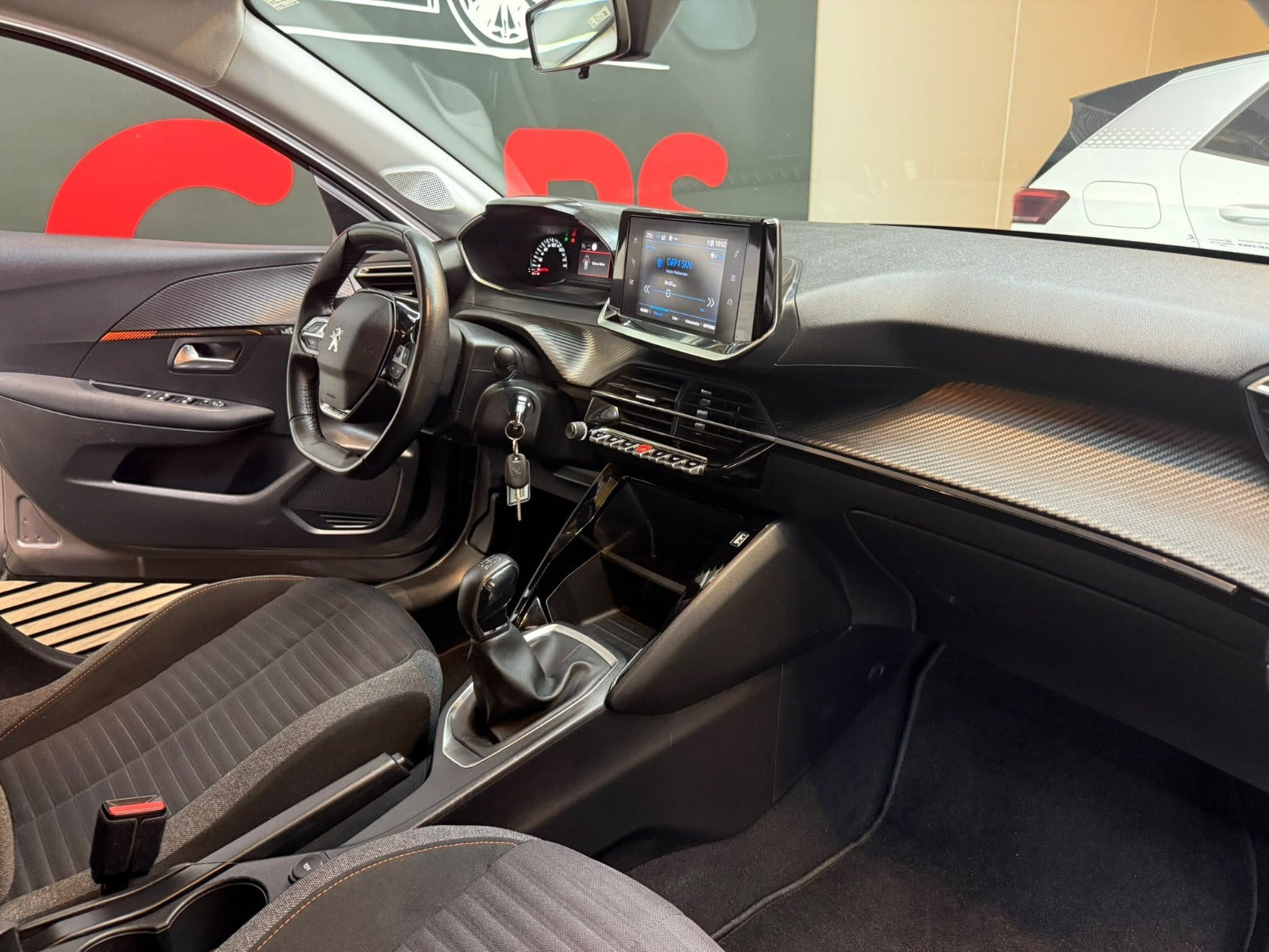 Grå Peugeot 208 fra 2021