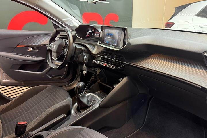 Grå Peugeot 208 fra 2021