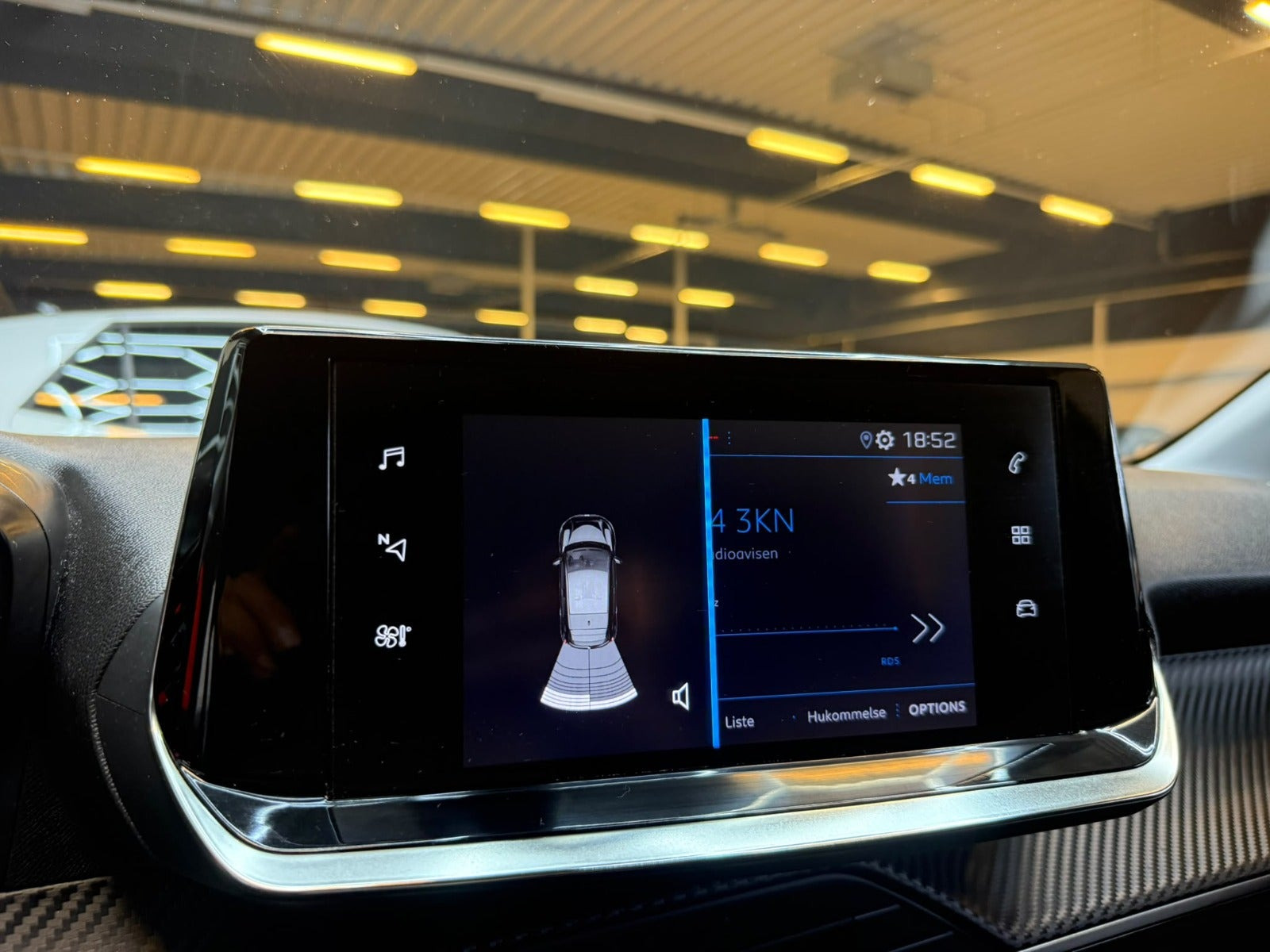 Grå Peugeot 208 fra 2021