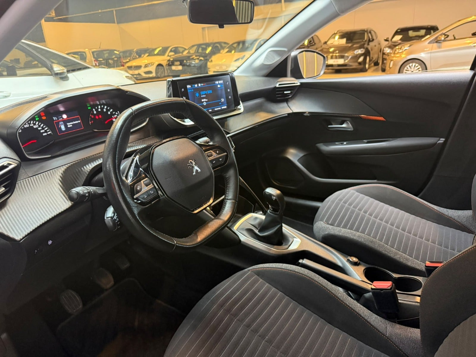 Grå Peugeot 208 fra 2021