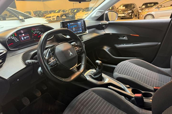 Grå Peugeot 208 fra 2021