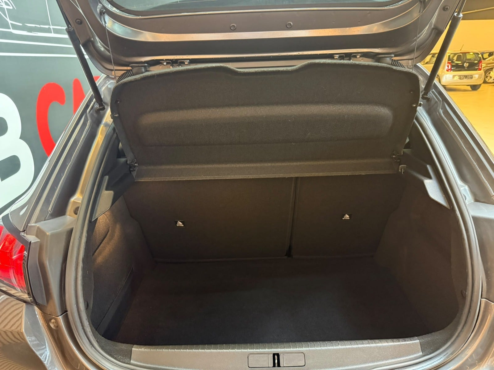 Grå Peugeot 208 fra 2021