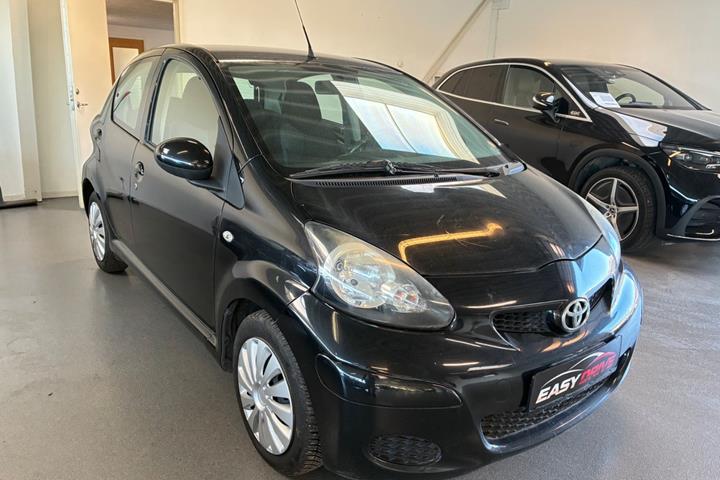 Sort Toyota Aygo fra 2011 set udefra